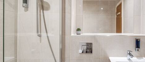 Douche, serviettes fournies, savon, shampoing