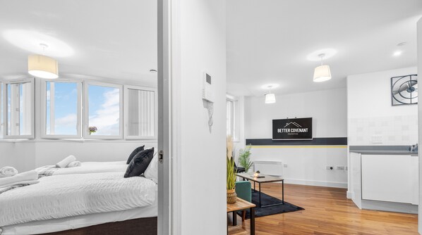 2 habitaciones, tabla de planchar con plancha, wifi y ropa de cama 