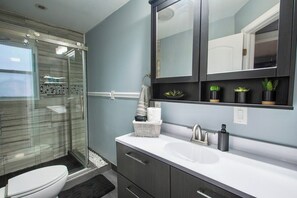 Regadera, toallas, papel de baño 