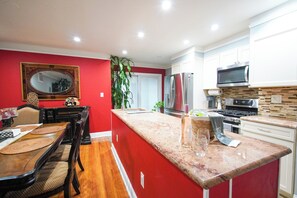 Een microgolfoven, een oven, een kookplaat