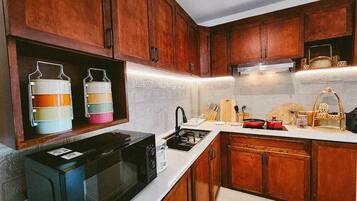 Fridge, microwave, stovetop, coffee/tea maker