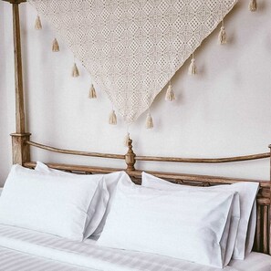 3 bedrooms, desk, iron/ironing board, travel crib