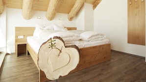 Ein Schlafzimmer mit einem hölzernen Bett, einem herzförmigen Kopfteil aus Holz und einem Holzschrank.