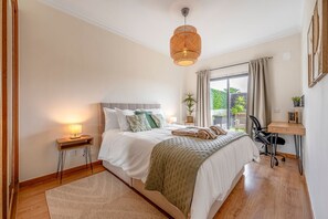 1 dormitorio, escritorio, tabla de planchar con plancha y cuna de viaje