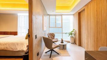 1 habitación, caja de seguridad en la habitación y escritorio