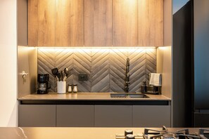 Geladeira, micro-ondas, cooktop, cafeteira/chaleira