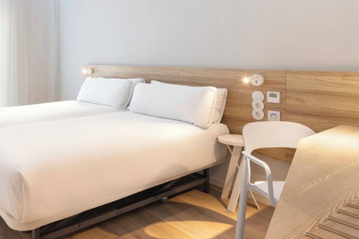 Minibar, coffres-forts dans les chambres, bureau, rideaux occultants