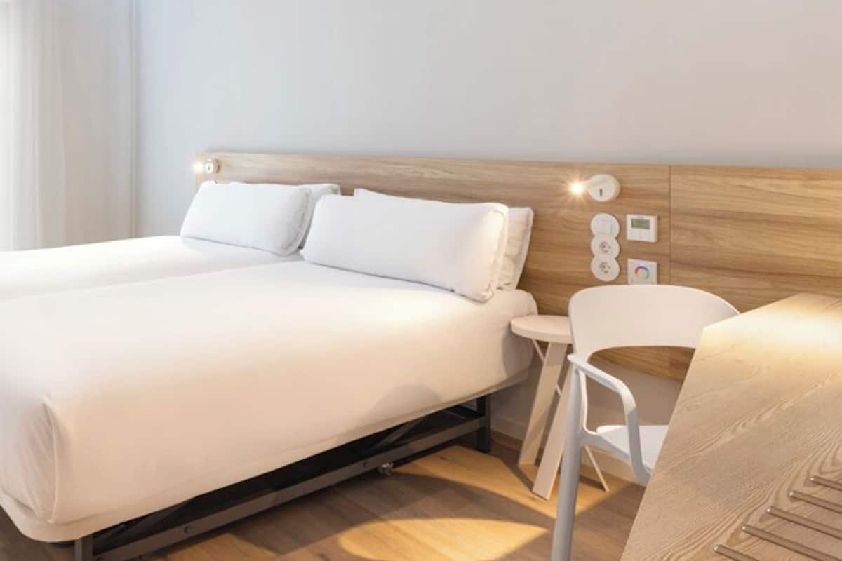 Habitación doble | 1 habitación, minibar, caja de seguridad en la habitación y escritorio