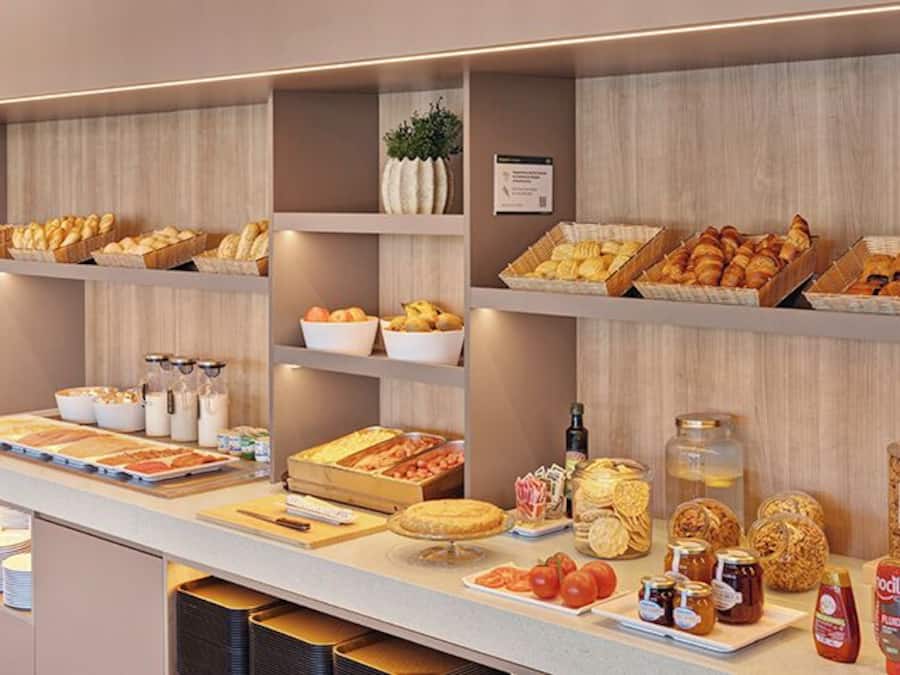 Petit déjeuner buffet (11.50 EUR par personne)