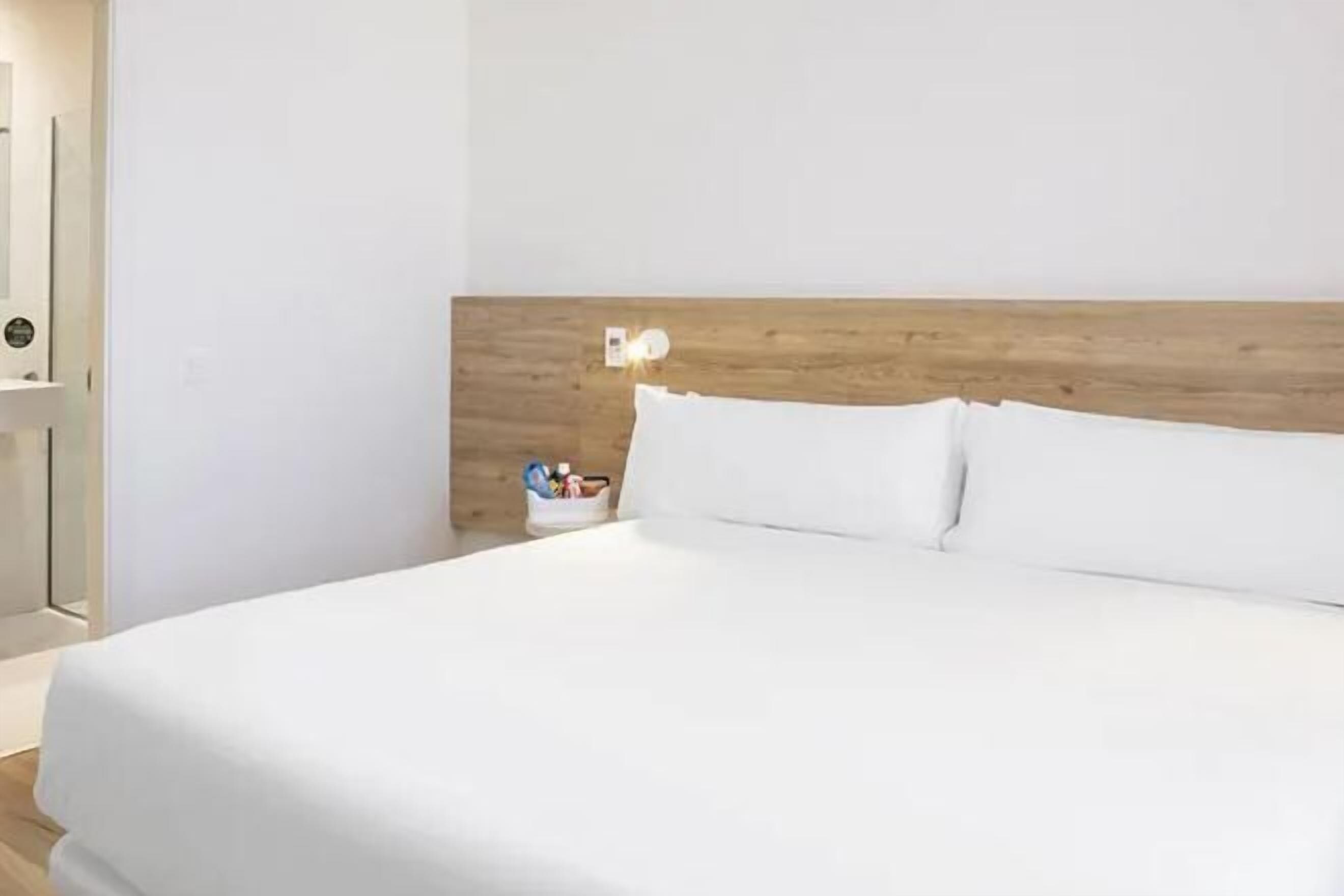 Minibar, caja de seguridad en la habitación y escritorio 