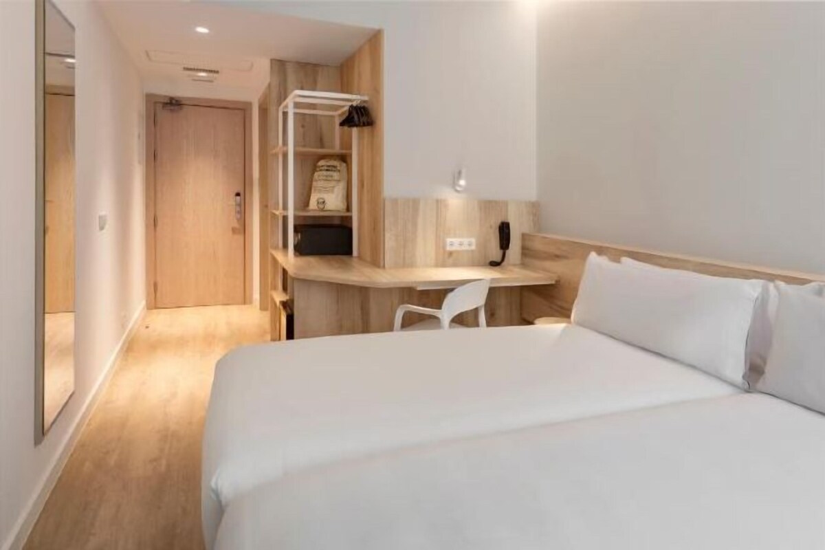Minibar, Zimmersafe, Schreibtisch, Verdunkelungsvorhänge