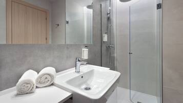 Een douche, een haardroger, handdoeken, zeep