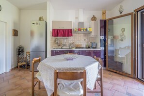 Casa, vistes al jardí | Cuina privada | Frigorífic gran, forn, placa de cuina i rentaplats
