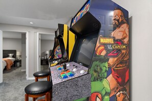 5 slaapkamers, een bureau, een strijkplank/strijkijzer, reisbedje