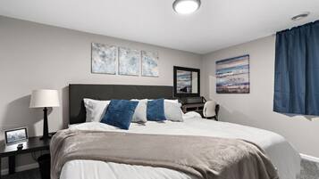 5 quartos, escrivaninha, ferros/tábuas de passar roupa, berço de viagem