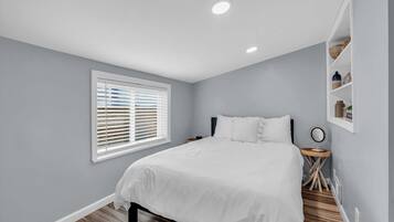 1 bedroom, desk, WiFi, bed sheets