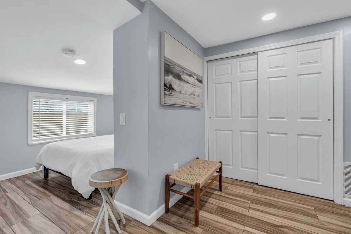 1 bedroom, desk, WiFi, bed sheets