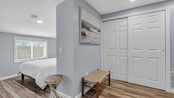 1 bedroom, desk, WiFi, bed sheets