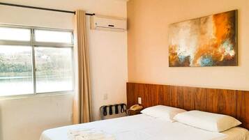 Quarto casal standard | Espaço de trabalho para notebook, Wi-Fi de cortesia