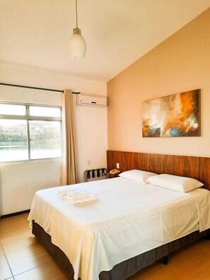 Habitación doble estándar | Espacio para trabajar con laptop y wifi gratis 