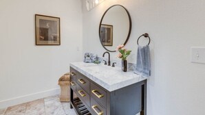 Shower - The Mozart's Hideaway Room (Manteo)