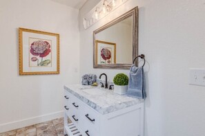 Ducha, secador de pelo, toallas, jabón