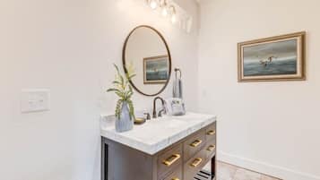 Bruser, hårtørrer, håndklæder, Sæbe