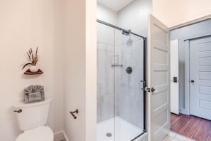 Een douche, een haardroger, handdoeken, zeep