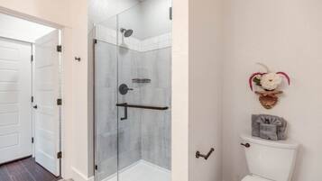 Dusj, hårføner, håndklær og såpe