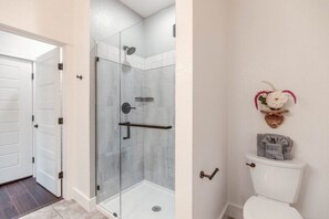 Een douche, een haardroger, handdoeken, zeep