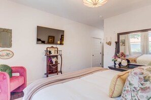 1 bedroom, WiFi, bed sheets - The Blushing Rose Room (Manteo)