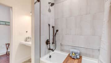 Doccia, asciugacapelli, asciugamani, sapone