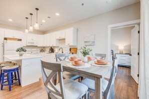 Dining - Soundscape Family Suite/pet-friendly (Manteo)
