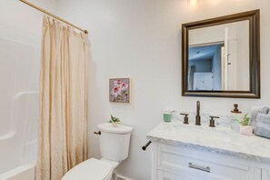 Hårtork, handdukar, tvål och schampo