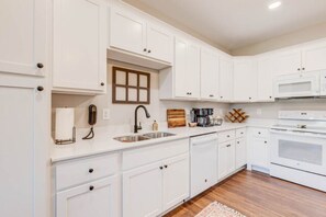 Kylskåp, mikrovågsugn, ugn och spishäll