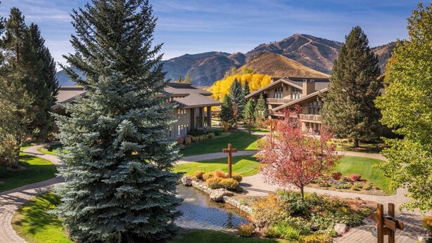 A residential area with houses, a pond, and mountains in the background. - Beautiful Sun Valley Lodge II Penthouse, sleeps 8 with amazing views of Baldy (Sun Valley)