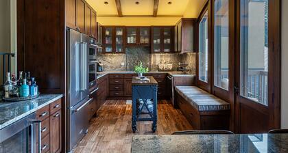 Beautiful Sun Valley Lodge II Penthouse, sleeps 8 with amazing views of Baldy