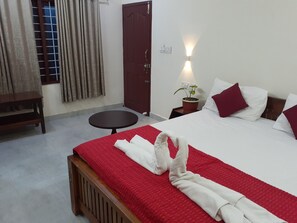Shower, towels, soap, toilet paper - NatureVilla Kochi (Aluva)