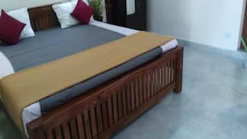 Habitación familiar con 1 cama doble o 2 individuales | Espacio para trabajar con un portátil y sistema de insonorización