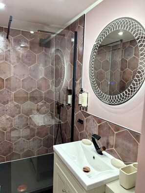 ラグジュアリー アパートメント キングベッド 1 台 禁煙 | バスルーム | シャワー、バスアメニティ (無料)、ヘアドライヤー、バスローブ