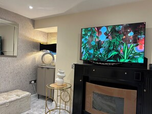 Apartamento superluxo, 1 cama King, para não fumantes | Área de estar | TV de tela plana