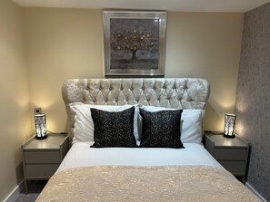 ラグジュアリー アパートメント キングベッド 1 台 禁煙 | 1 室のベッドルーム、ノートパソコン用作業スペース、アイロン / アイロン台、WiFi (無料)