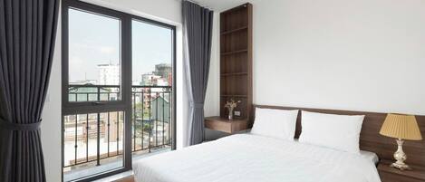 Een bureau, een laptopwerkplek, geluiddichte muren, gratis wifi