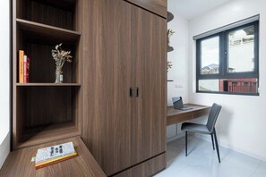 Bureau, espace de travail pour ordinateur portable