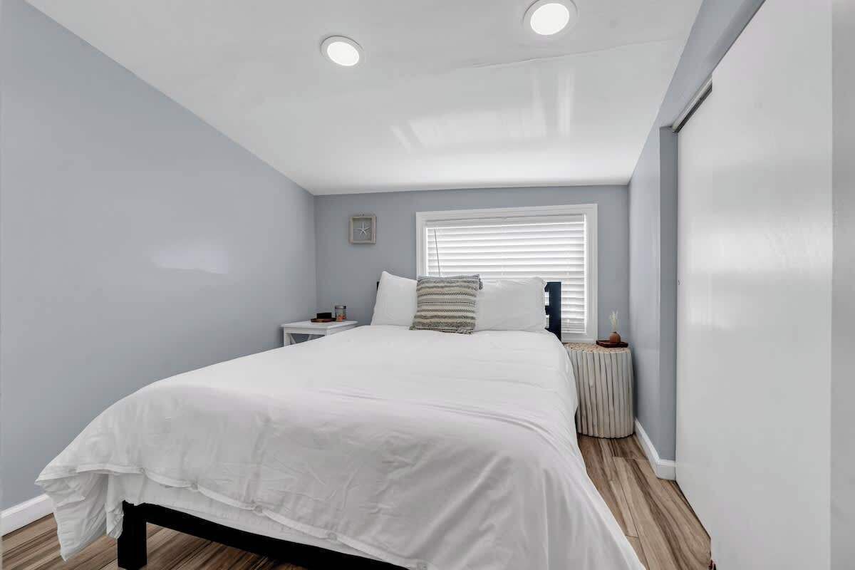 1 bedroom, desk, WiFi, bed sheets