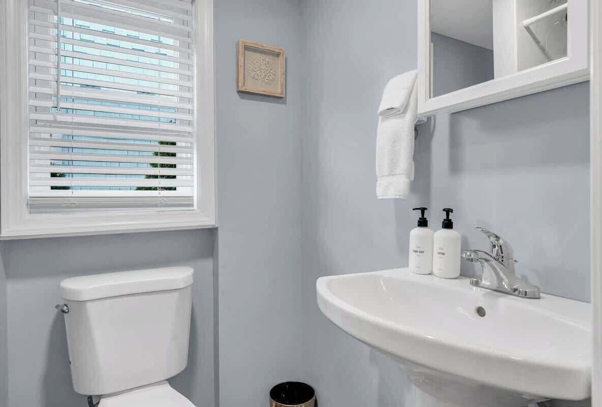 Shower, hair dryer, towels, shampoo