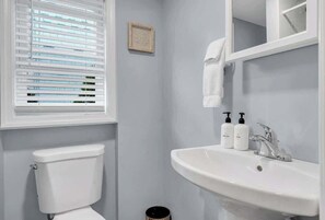 Dusche, Haartrockner, Handtücher, Shampoo