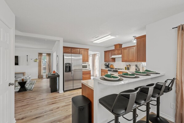 Réfrigérateur, micro-ondes, four, plaque de cuisson