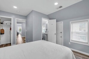 1 bedroom, desk, WiFi, bed sheets