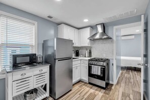 Refrigerador, microondas, horno y parrilla de estufa